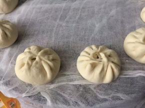 放蒸架盖上盖子二次发酵15分，冷水上锅蒸30分焖10分即可