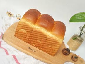 放入己预热好的烤箱下层，180度烘焙40分钟，上色及时加盖锡纸