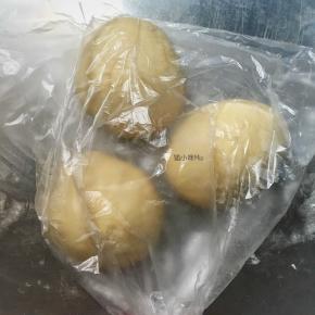 将发酵好的面团排气，平均分为3份，揉圆醒发15分钟