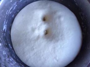 用手指戳洞不回缩即可