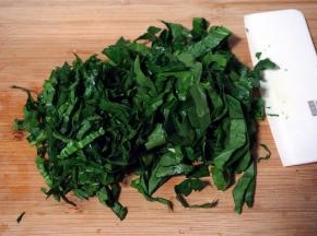 将菠菜叶切碎，只要绿色的叶子，不要菜茎。
