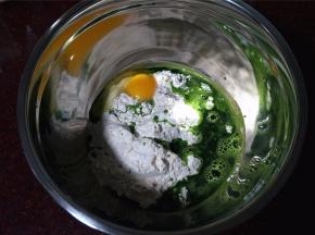 将富强粉，盐，鸡蛋，菠菜汁，同放入一个深盆里。