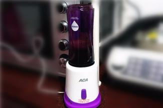 取80克的菠菜叶碎，加入250克清水，用料理机打碎，打2~3分钟，若有破壁机更佳。