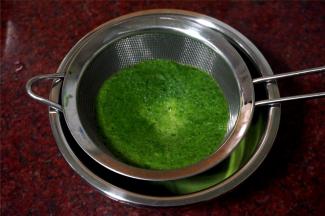 将搅打完毕的混合物过滤，然后称量90克菜汁备用。如果搅打足够细腻，直接用菠菜泥更佳。