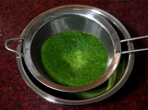 将搅打完毕的混合物过滤，然后称量90克菜汁备用。如果搅打足够细腻，直接用菠菜泥更佳。