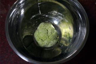 然后揉成不光滑的面团，盖上保鲜膜松弛30分钟（如果时间紧迫，则无需松弛，直接下一步）。