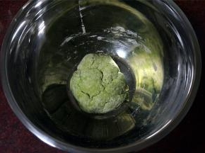 然后揉成不光滑的面团，盖上保鲜膜松弛30分钟（如果时间紧迫，则无需松弛，直接下一步）。