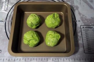 将面团分成4等份，每份约重115克。