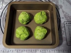 将面团分成4等份，每份约重115克。