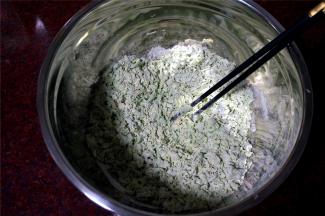 用筷子拌成絮状。