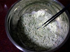 用筷子拌成絮状。