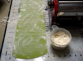 准备出面条时，先给面片的正反面撒上富强粉，目的是防止面条沾粘。