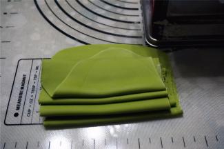 压面：先从最厚的7档开压，不断的折叠，压面，每个档位大概压4~5次，7档6档5档4档3档，依次压完，面团被压成光滑的面片。