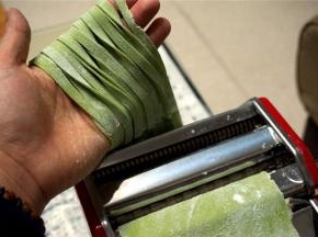 同理，使用粗面档位，剪出粗面。做好的面条如果不是马上煮食，则可以用保鲜袋装起，放冰箱冷冻层冷冻保存，保存期1个月。