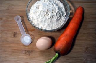 准备食材，胡萝卜洗净去皮。