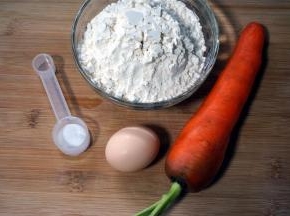 准备食材，胡萝卜洗净去皮。