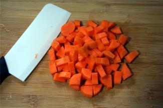 将胡萝卜切成小粒。