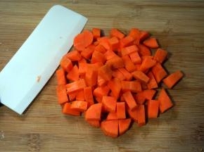 将胡萝卜切成小粒。