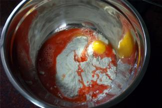 面粉，盐，鸡蛋，胡萝卜汁同放入深盆里。