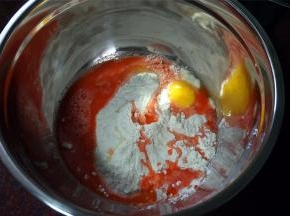 面粉，盐，鸡蛋，胡萝卜汁同放入深盆里。