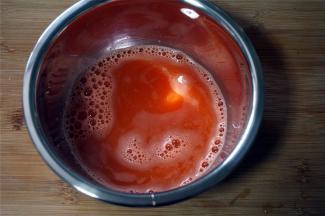 用原汁机榨取汁液，称量90克胡萝卜汁做面条。