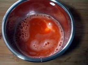 用原汁机榨取汁液，称量90克胡萝卜汁做面条。