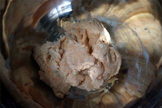 揉成偏干的面块，不用揉光滑，多压几次自然就会滑的。