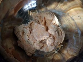 揉成偏干的面块，不用揉光滑，多压几次自然就会滑的。