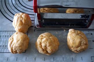 接着将所有的面片分成4等份，每份约重115克。