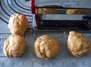 接着将所有的面片分成4等份，每份约重115克。