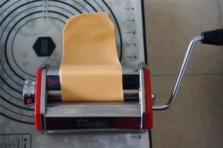 分别给每个面团压面，顺序是先用7档，然后6档，5档，4档，最后用3档。每个档位重复多次压面，压完一次后对折，放入压第二次，直到面片工整且光滑为止。