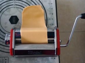 分别给每个面团压面，顺序是先用7档，然后6档，5档，4档，最后用3档。每个档位重复多次压面，压完一次后对折，放入压第二次，直到面片工整且光滑为止。