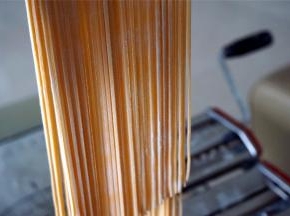 然后用细面档剪面。