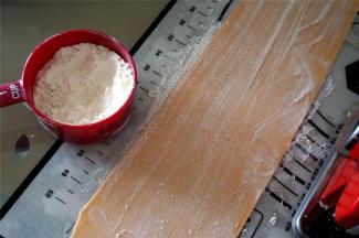 剪面前先给面片正反面撒上富强粉。