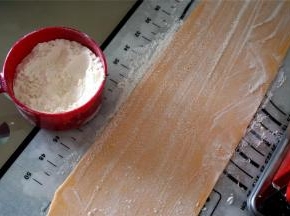 剪面前先给面片正反面撒上富强粉。