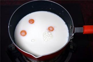 首先，将三个蛋黄、130克细砂糖、400ML牛奶全部倒入奶锅，并搅拌均匀。