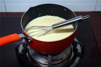 然后，把奶锅用小火加热并不断搅拌，直到奶锅里的液体受热后开始有沸腾的趋势，立即离开火源。