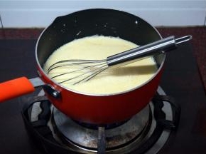 然后，把奶锅用小火加热并不断搅拌，直到奶锅里的液体受热后开始有沸腾的趋势，立即离开火源。