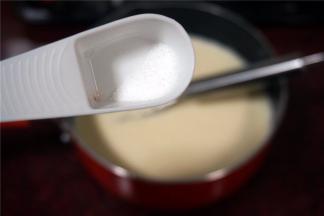 然后加入一小撮盐。