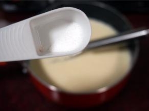 然后加入一小撮盐。