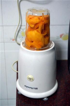 将300克芒果肉装入料理杯，打成果泥，然后倒出280克芒果酱即可！（剩余的自己吃掉吧！）