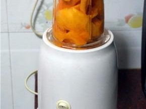 将300克芒果肉装入料理杯，打成果泥，然后倒出280克芒果酱即可！（剩余的自己吃掉吧！）