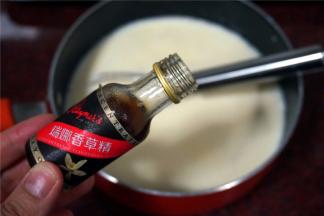加入0.5茶匙香草精，搅拌均匀，并让它彻底冷却。