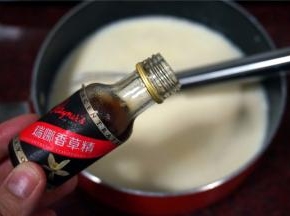 加入0.5茶匙香草精，搅拌均匀，并让它彻底冷却。