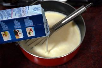 离火后，立即倒入刚从冰箱取出的淡奶油，并搅拌均匀。