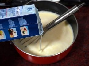 离火后，立即倒入刚从冰箱取出的淡奶油，并搅拌均匀。