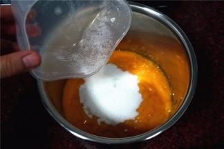 在芒果泥里加入剩下的45克细砂糖。