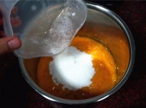 在芒果泥里加入剩下的45克细砂糖。