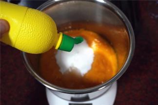 然后加入25克柠檬汁，搅拌均匀，放进冰箱冷藏1个小时。