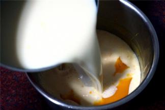 等第六步的混合物彻底冷却后，倒入到冷藏过的芒果泥中。